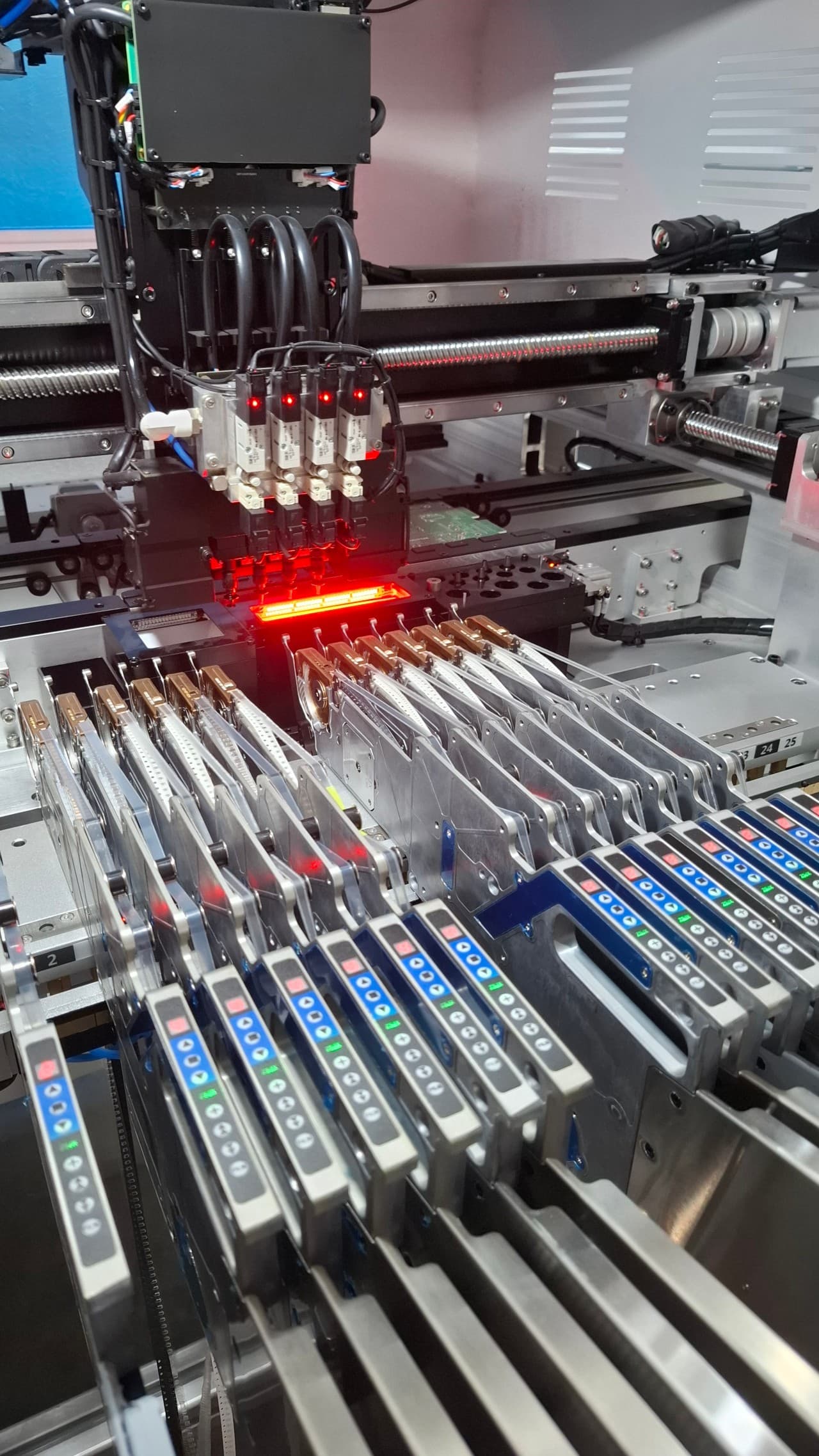 Máquina industrial de montagem de precisão colocando componentes eletrónicos em placas de circuito da Nodehub.
